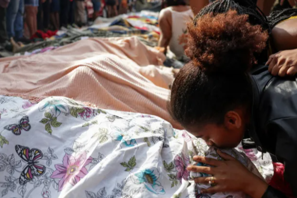 பிரேசிலில் பொலிஸ் சுற்றி வளைப்பில் உயிரிழந்தோர் எண்ணிக்க 132 ஆக உயர்வு | Brazils Rio De Janeiro Raises Death Toll பிரேசிலில் பொலிஸ் சுற்றி வளைப்பில் உயிரிழந்தோர் எண்ணிக்க 132 ஆக உயர்வு | Brazils Rio De Janeiro Raises Death Toll