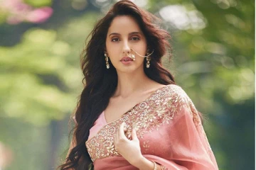 குடும்ப கஷ்டம் காரணமாக லாட்டரி டிக்கெட் விற்ற பிரபல நடிகை