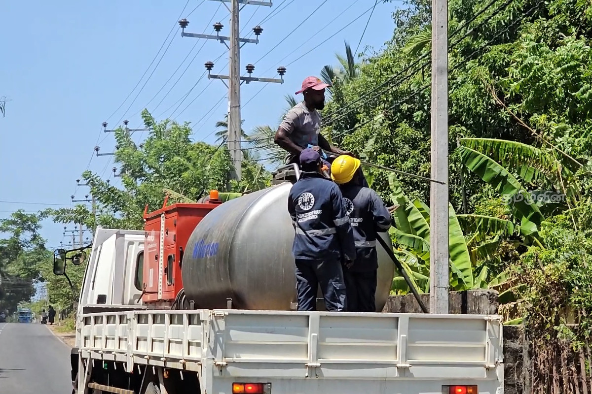 யாழில் மின் தடையை சீர் செய்வதற்கான பணிகள் முன்னெடுப்பு | Work To Repair Power Outage In Jaffna