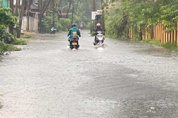 இலங்கையின் தென்கிழக்கே நிலைகொண்டுள்ள சுழற்சி! மட்டக்களப்பில் வெள்ளத்தில் மூழ்கிய பகுதிகள் | Batticalo Flooded Areas