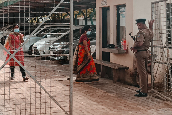 சரணடைந்தவர்களை நீதிமன்றில் முற்படுத்தும் ஆணை - பதிலளிக்க விரும்பாத கோட்டாபய மற்றும் பொன்சேகா! | Sl Army Ltte Members Surrendered Court Order Gota