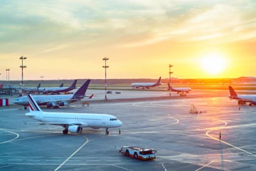 ஒமிக்ரோன் தொற்றின் எதிரொலி! 4,300 விமான சேவைகள் பாதிப்பு