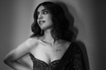 சேலையிலும் இவ்ளோ கவர்ச்சியா.. நடிகை பிரியா வாரியர் லேட்டஸ்ட் போட்டோஷூட்