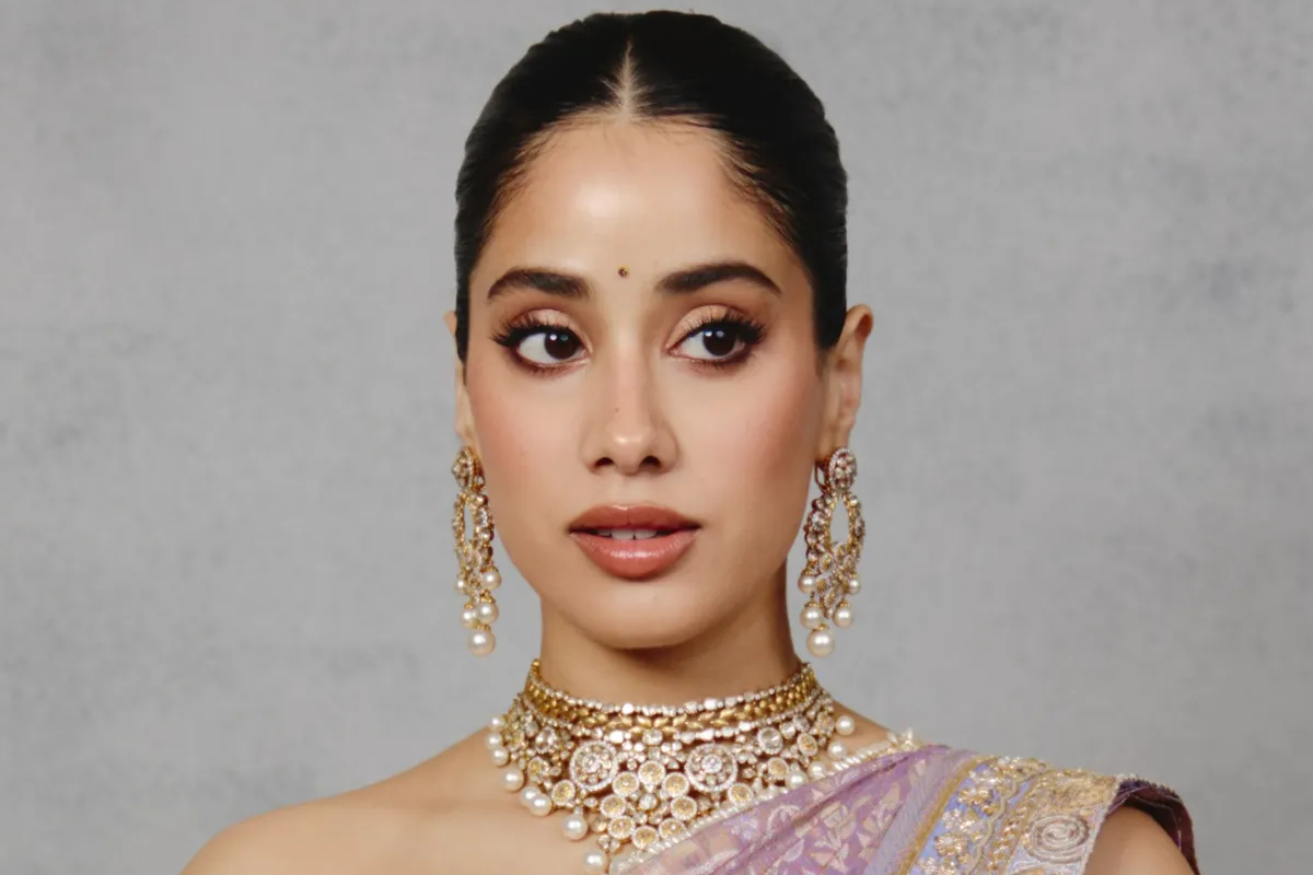 நடிகை ஜான்வி கபூரின் வைர வாட்ச்.. விலை தெரிந்தால் ஷாக் ஆகிடுவீங்க.. | Janhvi Kapoor Watch Price Shocks Everyone