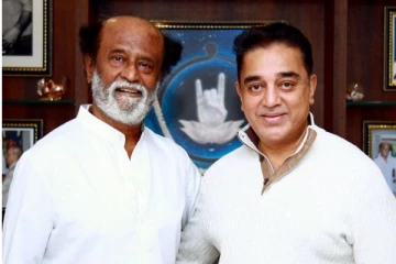 விழா ஒன்றில் சூப்பர் ஸ்டார் ரஜினி மற்றும் உலகநாயகன் கமல் இருவரும் ஒன்றாக இருக்கும் பழைய புகைப்படம், இதோ..