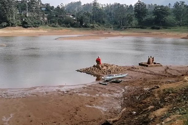 காசல்ரீ  நீர்த்தேக்கத்தில் வரலாறு காணாத அளவு நீர் வற்றியுள்ளது! (Photos) | Drought In The Uplands May Increase Power Outages