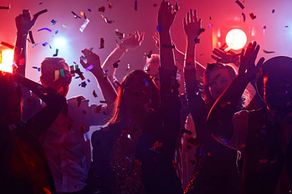 பேஸ்புக் விருந்துபசாரம் ; கணவன் மனைவி உட்பட 10 பேர் கைது | Facebook Party 10 Including Husband Wife Arrested