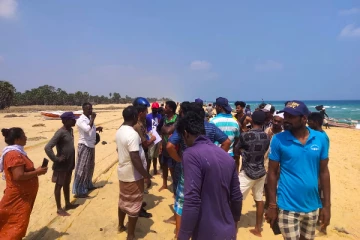 யாழ் மீனவர்களிடையே முறுகல் நிலை; சம்பவ இடத்திற்கு சென்ற பொலிஸாரிடமும் முரண்பாடு