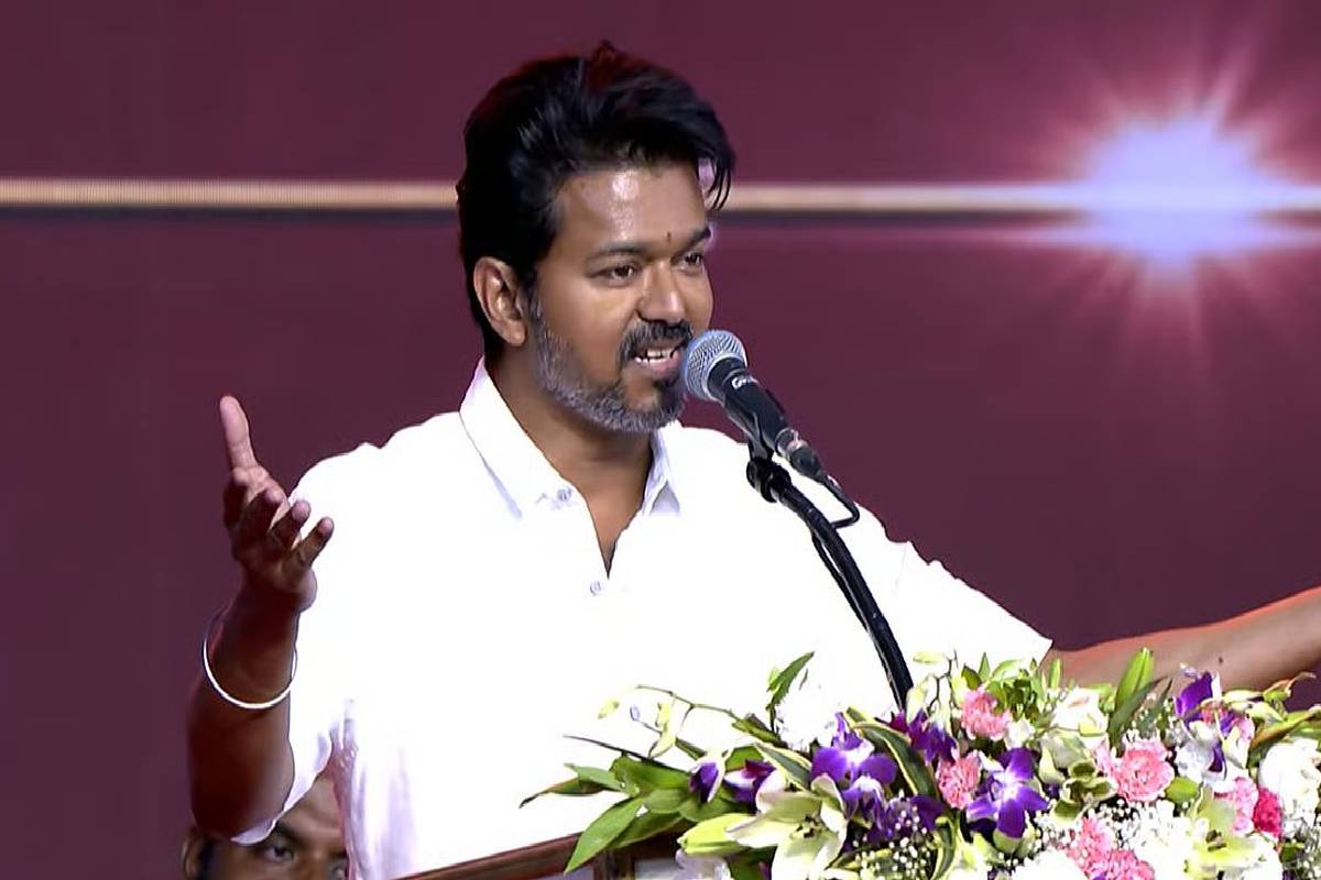 திருச்செந்தூரில் வேலேந்திய கையுடன் தேர்தல் வெற்றிக்கு வழிபாடு செய்த விஜய் | Tvk Vijay In Tiruchendur Visite Viral Photos