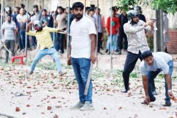 பல்கலை மாணவர்களால் போர்க்களமாக மாறும் பங்களாதேஷ்!