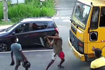 මහ මග ටිපර් රථ රියදුරාට පහරදුන් සැකකරුවන්ට සිදුවූ දේ.. (VIDEO)