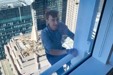 அமெரிக்காவில்  61  மாடி கட்டிடத்தில் சரசரவென ஏறிய இளைஞரால்  பரபரப்பு!