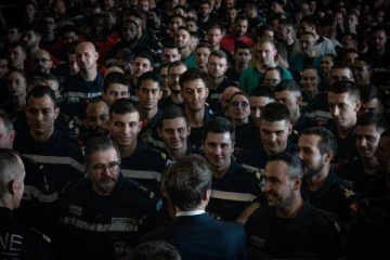 பல குடும்பங்கள் விடுமுறைக்காக கூடும் நேரத்தில்..எந்த பிரெஞ்சுக்காரனும் அதை மறப்பதில்லை: மேக்ரானின் உருக்கமான வீடியோ