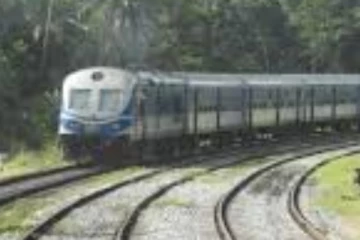 සීඝ්‍රගාමී දුම්රියක් පීලි පනියි.