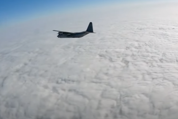 டெல்லியில் ராஜபாதைக்கு மேலே விமான படை சாகசம்  :  75 விமானங்கள் பங்கேற்ற சாகச நிகழ்ச்சி - தமிழ்நாடு