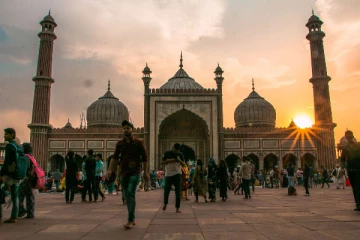 ஜம்மா மசூதிக்குள் பெண்களுக்கு தனியே அனுமதியில்லை - சர்ச்சையான உத்தரவு!