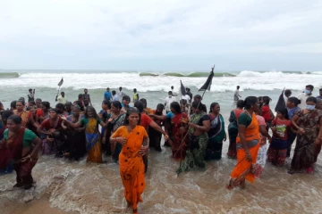 500க்கும் மேற்பட்ட மீனவர்கள் கடலில் இறங்கி போராட்டம் - என்ன நடந்தது?