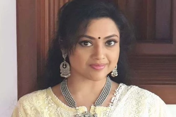 தயவுசெய்து எங்களுக்காக பிரார்த்தனை செய்யுங்கள்: குடும்பத்துடன் சிகிச்சை பெறும் நடிகை மீனா