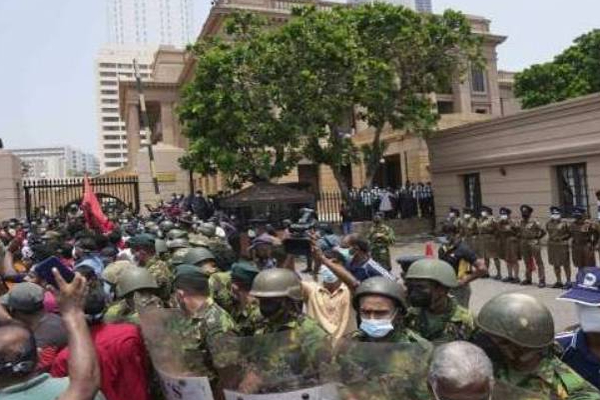 உச்சக்கட்ட பதற்றத்தில் இலங்கை: கோட்டாபய வீட்டிற்கு முன் திணறும் பொலிஸார்! | Sri Lanka Financial Crisis Gotabaya Protest People