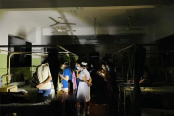 வைத்தியசாலையில் தொலைபேசி வெளிச்சத்தில் சிகிச்சையளித்த வைத்தியர்கள்!