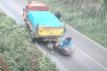 சட்டென பின்னோக்கி நகர்ந்த லாரி - நூலிழையில் இளம்பெண் செய்த செயல்