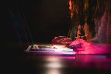 கொழும்பு யுவதியின் புகைப்படங்களை ஆபாசமாக எடிட் செய்து இணையத்தில் பரப்பிய இளம் பெண்!