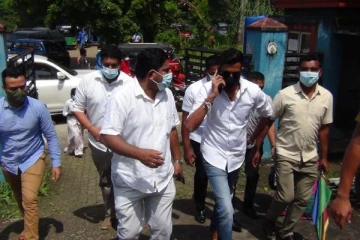 மாணவர்களுக்கான தடுப்பூசி ஏற்றும் நடவடிக்கையின் போது பெரும் சலசலப்பு!