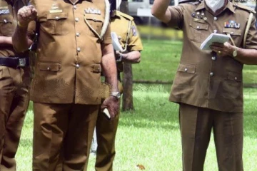 පොලිසියට වීඩියෝ කිරීම තහනම් කරයි.. වහාම ඉහලින් නියෝගයක් ලැබෙයි..