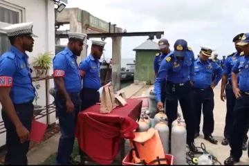 கடற்படையினரின் சுற்றிவளைப்பில் சிக்கிய இருவர் ; உடைமையிலிருந்த பொருளால் அதிர்ச்சி