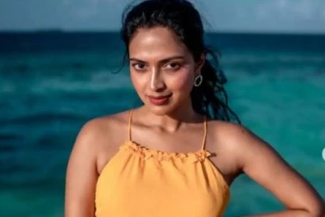 வர வர ஆடையை குறைத்துக்கொண்டே போகும் அமலாபால்- இப்படியா போஸ் கொடுப்பது