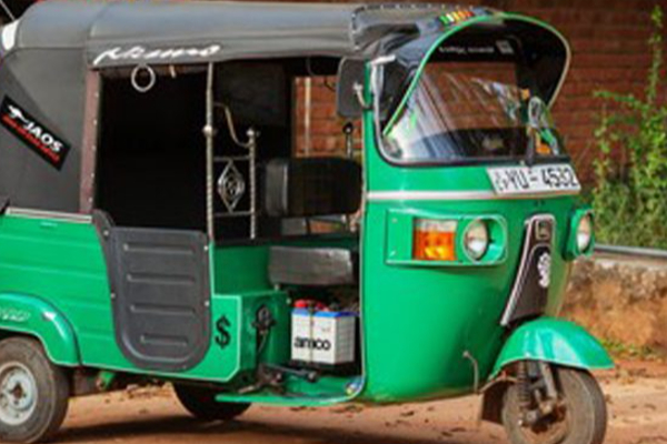 திண்டாடும் இலங்கை! முச்சக்கர வண்டியை பயன்படுத்தும் நாடாளுமன்ற உறுப்பினர் - ஐபிசி தமிழ்