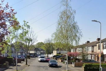 லண்டனில் இளைஞரை சுற்றி வளைத்து தலையில் தாக்கிய கும்பல்! அடுத்து நடந்த திருட்டு சம்பவம்