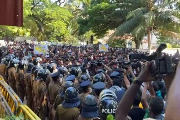 மஹிந்த வீட்டின் முன் தடையை உடைத்து முன்னேற முயற்சிக்கும் மாணவர்கள்! பதற்ற சூழ்நிலை | Colombo Mahinda Colombo People Protest Police Ban