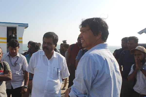 சடலத்தால் குறிகாட்டுவான் இறங்கு துறையில் குழப்பம்; சிறிதரன் எம்பியும் தவிப்பு | Corpse Caused Chaos Jaffna Kurikadduwan Jetty சடலத்தால் குறிகாட்டுவான் இறங்கு துறையில் குழப்பம்; சிறிதரன் எம்பியும் தவிப்பு | Corpse Caused Chaos Jaffna Kurikadduwan Jetty