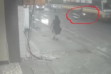 நிலைதடுமாறி பேருந்தின் டயரில் சிக்கிய வாலிபர்  - தலை நசுங்கி பலி: பதைபதைக்கும் காட்சி