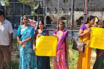 சுயநலவாதிகளின் சதிக்கு இடம் கொடுக்காது நீதியை தரவேண்டும் - யாழில் ஆசிரியர்கள் போராட்டம்