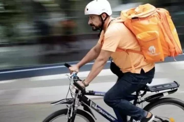 கூரியர் பாயாக மாறிய ஆப்கானின் முன்னாள் அமைச்சர்