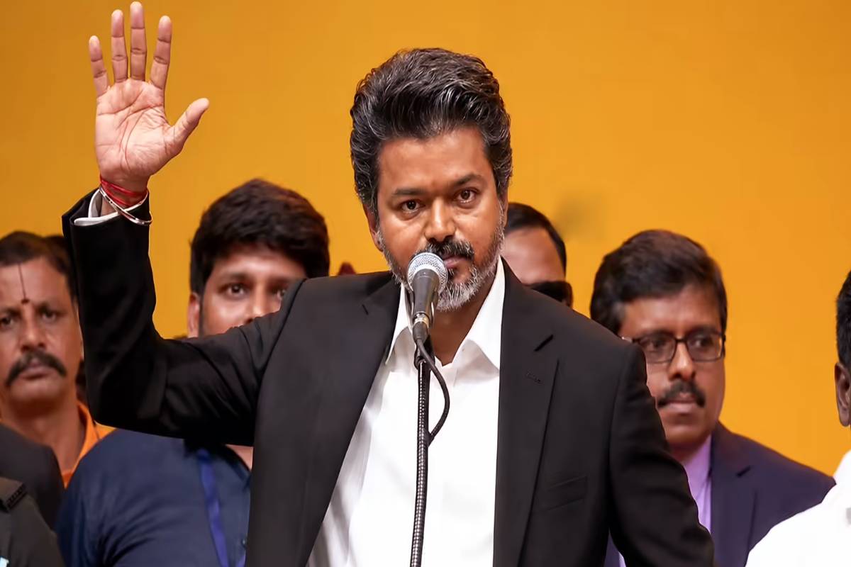 விஜய் கருப்பு கோட் அணிந்து முதல்வராக பதவியேற்றது ஏன்? | Why Did Vijay Oath Chief Minister Wearing A Coat