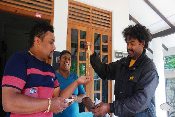 இந்தக்காலத்தில் இப்படியும் ஒரு மனிதர் :நெகிழ்ந்து போன குடும்பஸ்தர் | Are There People Like This In Electricity Board