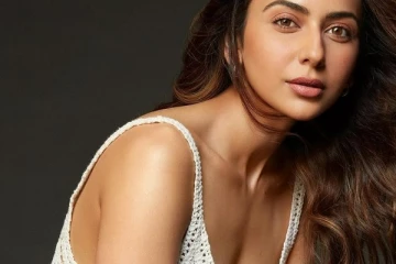 கிளாமர் உடையில் ரகுல் ப்ரீத்.. லேட்டஸ்ட் ஹாட் ஸ்டில்கள்