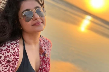 கடற்கரையில் நீச்சல் உடையில் பூனம் பஜ்வா ஹாட் போட்டோஷூட்