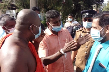 கல்முனை பிரதேச செயலக வாயிலை முற்றுகையிட்ட மக்கள்- பொய்த்துப்போன அதிகாரிகளின் சமரசம்!