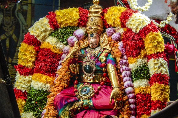 சித்திரை திருவிழாவில் உச்சி முதல் பாதம் வரை  ஒளிர்ந்த  மதுரை மீனாட்சி; வியக்கவைத்த ஆபரணங்கள்! | Madurai Meenakshi Shining Amazing Ornaments சித்திரை திருவிழாவில் உச்சி முதல் பாதம் வரை  ஒளிர்ந்த  மதுரை மீனாட்சி; வியக்கவைத்த ஆபரணங்கள்! | Madurai Meenakshi Shining Amazing Ornaments