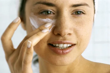 வீ்ட்டுக்குள்ளேயும் சன்ஸ்க்ரீன் பயன்படுத்தலாம்...தவறில்லை!