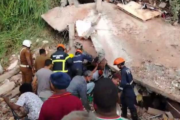 கடுகண்ணாவையில் மண்சரிவில் சிக்கிய தமிழ் வர்த்தகரின் உணவகம் | Tamil Businessman Restaurant Trapped Kadukannavai கடுகண்ணாவையில் மண்சரிவில் சிக்கிய தமிழ் வர்த்தகரின் உணவகம் | Tamil Businessman Restaurant Trapped Kadukannavai