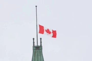 கனடாவில் அரைக் கம்பத்தில் பறந்த தேசியக் கொடி