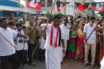 சிலம்பம் சுற்றி வாக்கு சேகரித்த சிங்காநல்லூர் அதிமுக வேட்பாளர் கே.ஆர் ஜெயராம்!