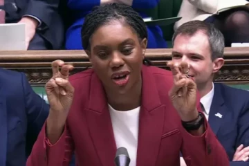 பிரித்தானியாவில் 10 ஆண்டுகள் வாழ்ந்தால்தான் குடியுரிமை: எதிர்க்கட்சித் தலைவர் வலியுறுத்தல்