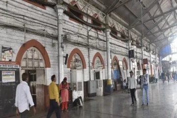 ஓடும் ரயிலில் இருந்து தவறி விழுந்த பெண்! பின்னர் நடந்த நெகிழ்ச்சி சம்பவம்.. வீடியோ