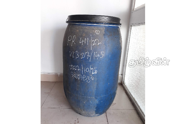 பலசரக்கு கடையில் டீசல் வியாபாரத்தில் ஈடுபட்ட ஒருவர் கைது (Photos) | Sri Lanka Fuel Crisis In Batticaloa